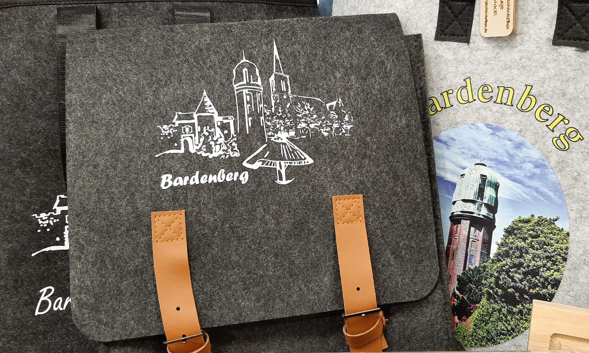Taschen mit Bardenberg-Schriftzug und -Wahrzeichen